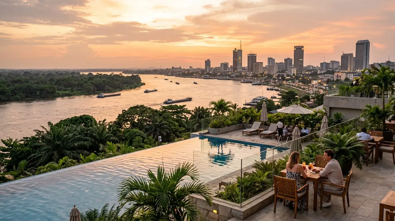 Terrasse d’hôtel surplombant le fleuve Congo à Kinshasa